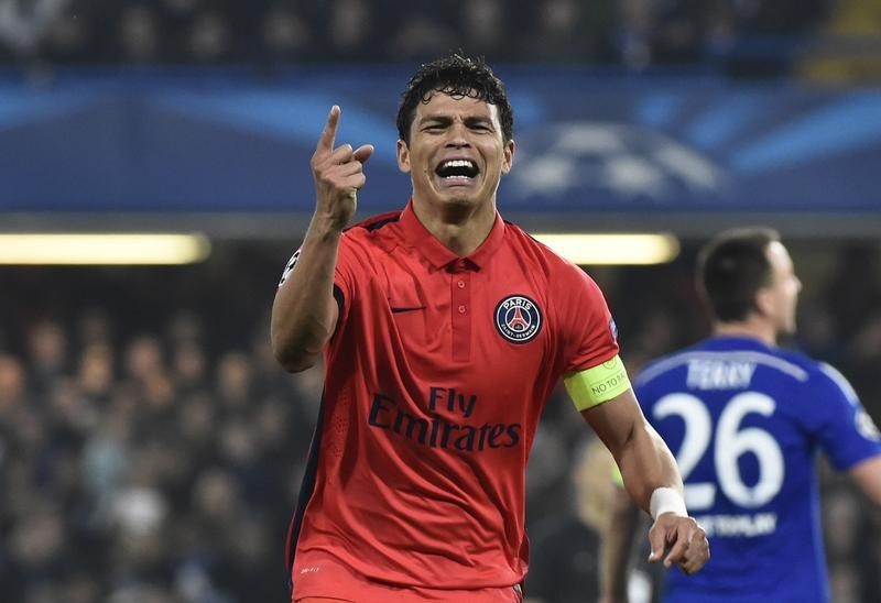 © Reuters. Thiago Silva comemora gol do Paris St Germain contra o Chelsea