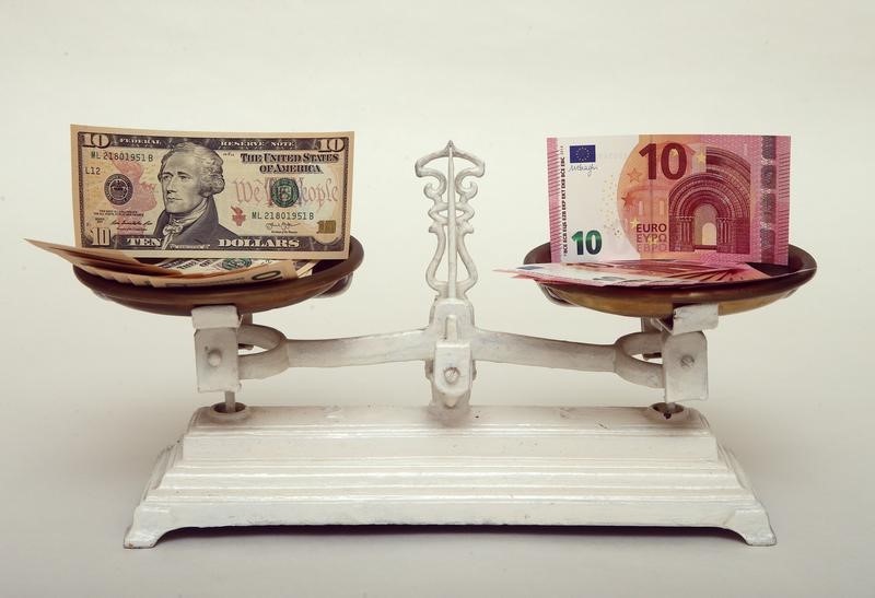 © Reuters. A picture illustration shows U.S. Dollar and Euro banknotes on a pair of scales in Vienna