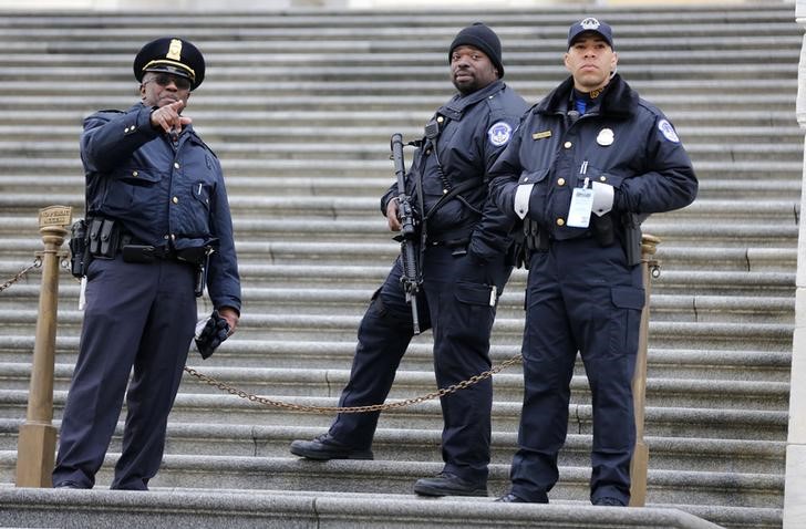 © Reuters. صحيفة: استقالة قائد شرطة أمريكي بعد تقرير عن انتهاكات للشرطة
