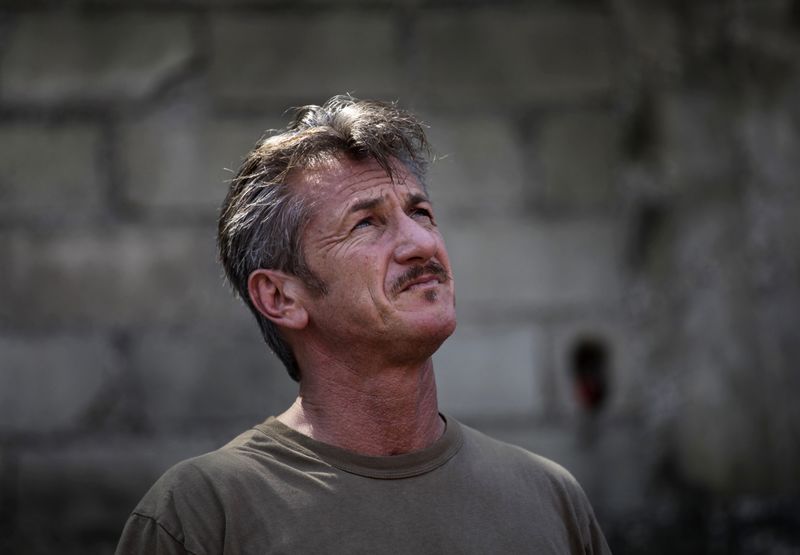 © Reuters. Ator Sean Penn em visita ao Haiti 
