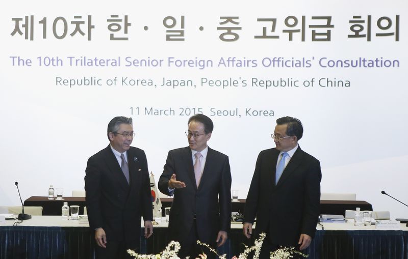 © Reuters. South Korea's Deputy Minister for Political Affairs Lee leads Japan's Deputy Minister of Foreign Affairs Sugiyama and China's Vice Minister of Foreign Affairs Liu during a trilateral consultation in Seoul