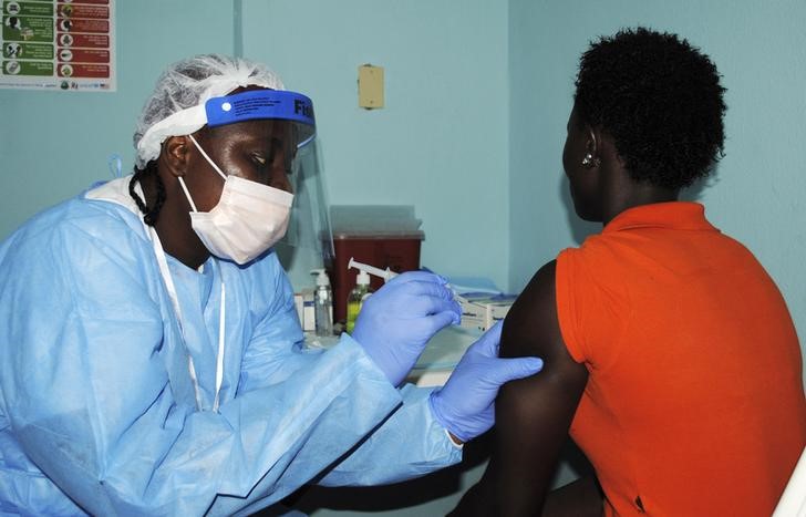 © Reuters. اصابة عاملة رعاية صحية بريطانية بالايبولا في سيراليون