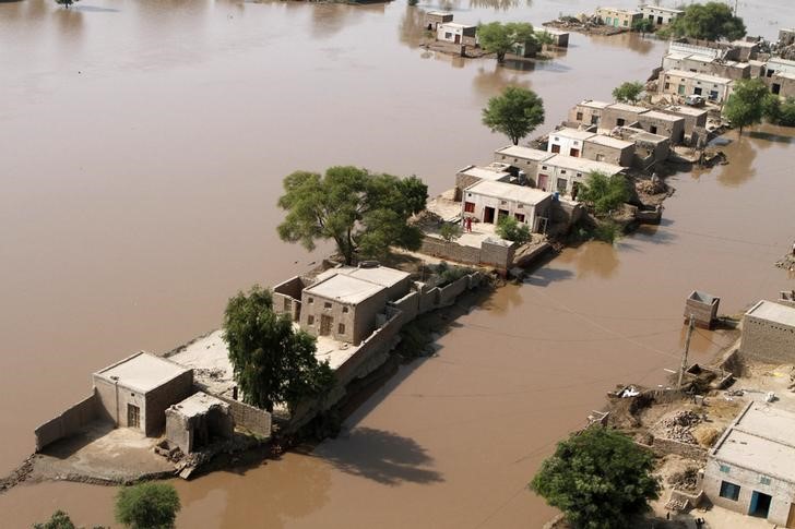 © Reuters. باكستان تشكل مجموعات محلية للانذار المبكر من الفيضانات المحتملة