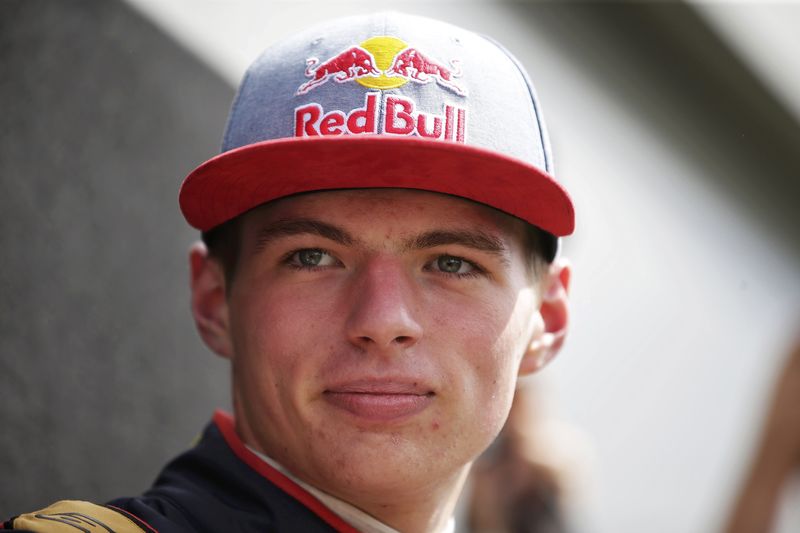 © Reuters. Toro Rosso Formula One driver Max Verstappen of the Netherlands poses during a photo session before the Australia Formula One Grand Prix, at Melbourne's Albert Park Track