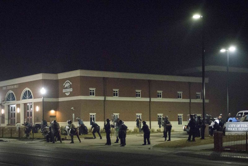 © Reuters. صحيفة: إصابة ضابطي شرطة امام مقر شرطة فيرجسون بولاية ميزوري