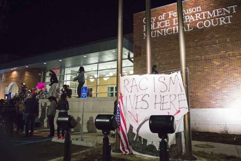 © Reuters. Disparan a dos agentes tras la renuncia del jefe de policía de Ferguson