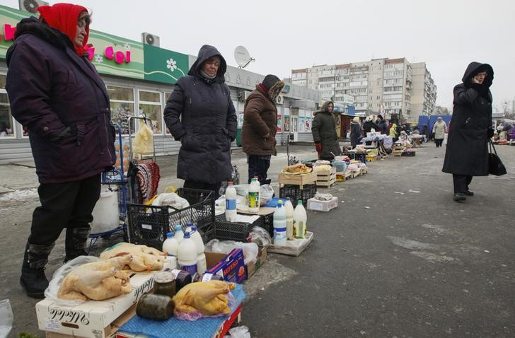 © Reuters. Женщины продают продукты домашнего приготовления в Киеве 