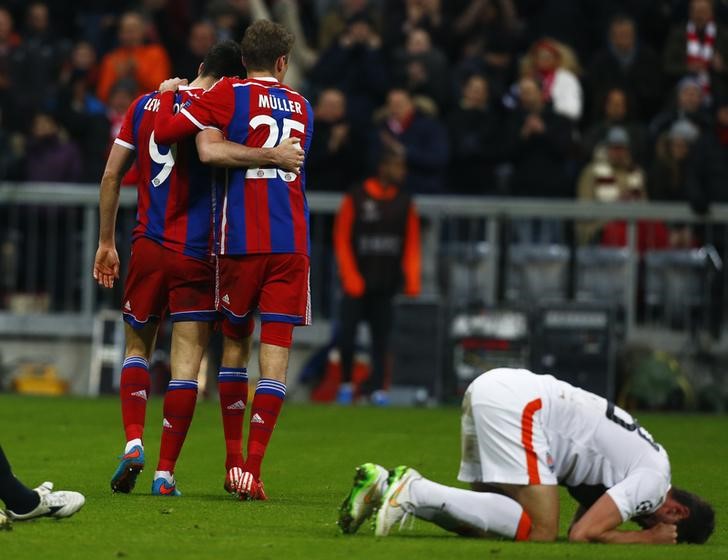 © Reuters. El Bayern golea y pasa a cuartos de Champions y el PSG elimina al Chelsea