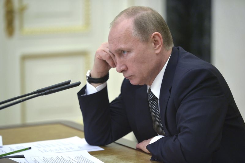 © Reuters. Russian President Putin attends a meeting with members of the government in Moscow