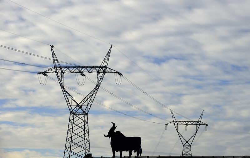 © Reuters. CNMC cree que la caída de la demanda eléctrica causará leve déficit de tarifa  