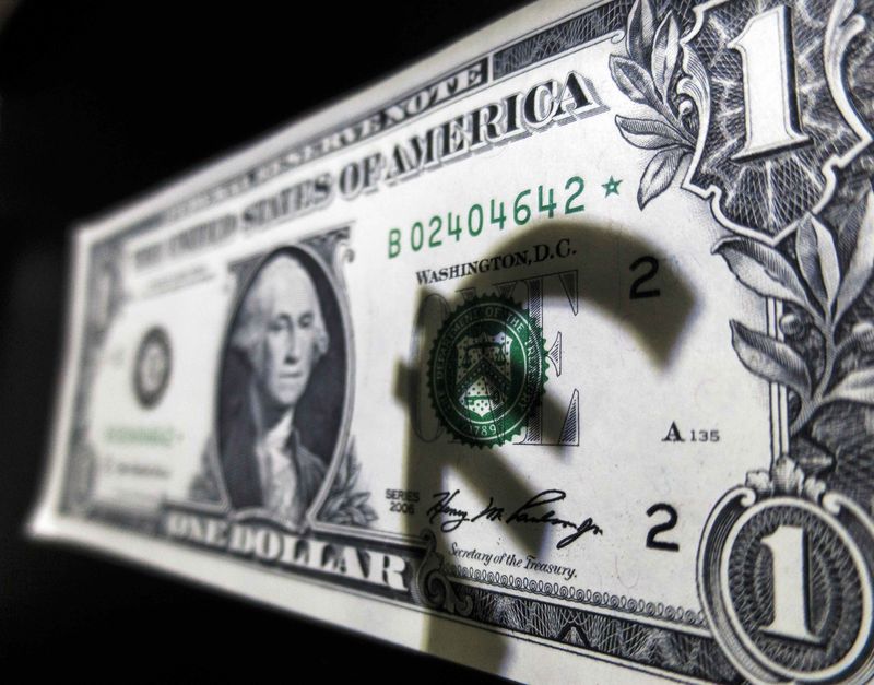 © Reuters. Hollande dice que el euro está ahora en el nivel adecuado frente al dólar 