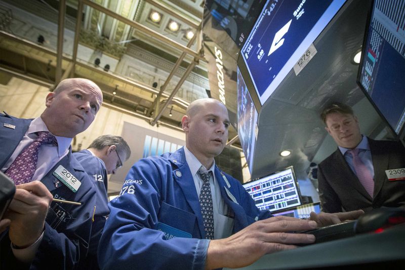 © Reuters. Traders works on the floor of the New York Stock Exchange