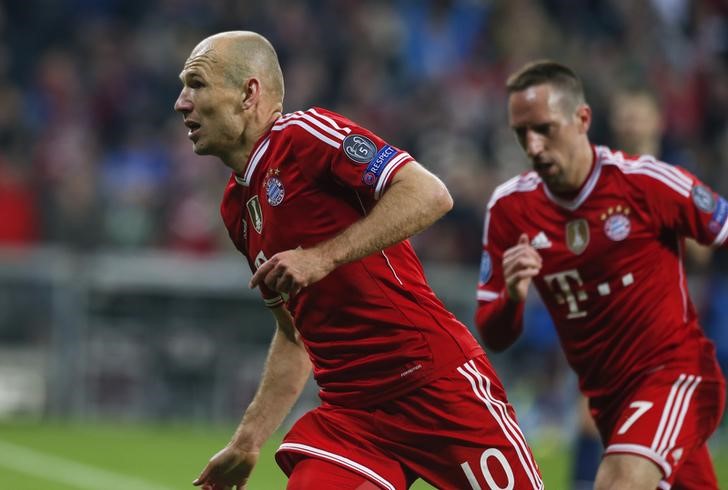 © Reuters. Bayern Munich's Robben celebrates with Ribery after scoring a goal against Manchester United during their Champions League quarter-final second leg soccer match in Munich