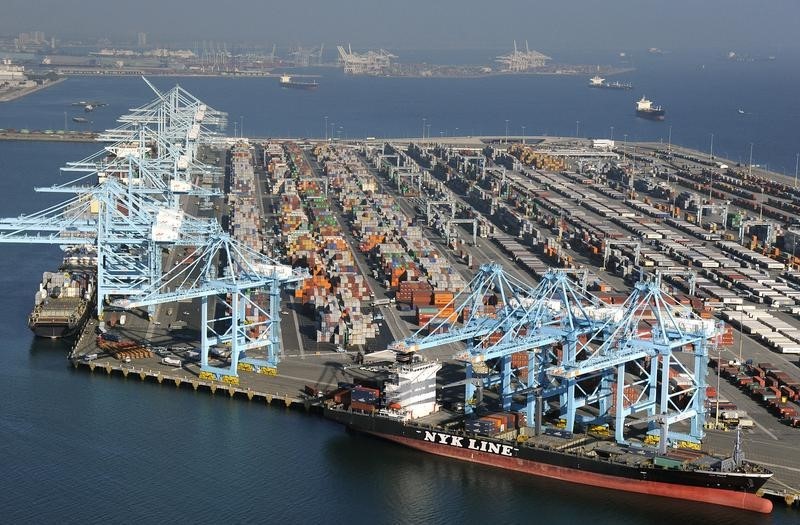 © Reuters. Ships gather off the ports of Los Angeles and Long Beach, California in an aerial image