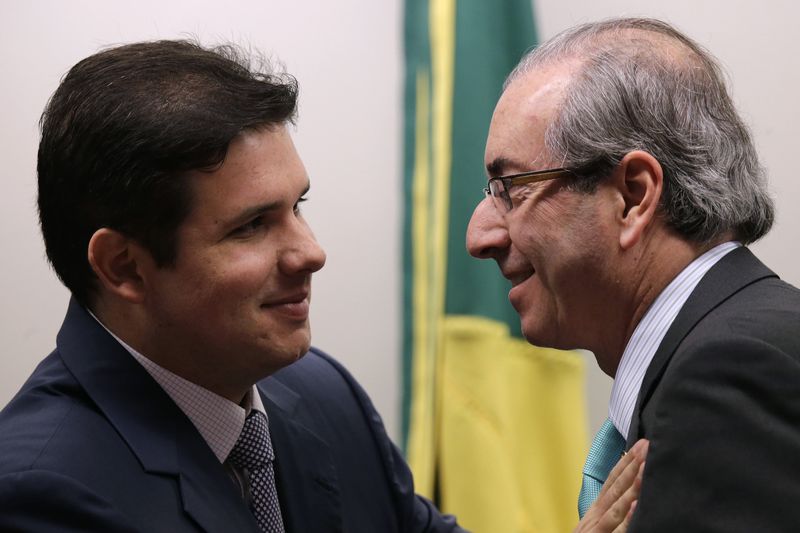 © Reuters. Presidente da Câmara dos Deputados, Eduardo Cunha, cumprimenta presidente da CPI da Petrobras, Hugo Motta