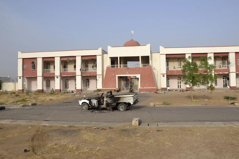 © Reuters. A burnt pickup truck is seen in front of a building that Boko Haram insurgents used as their base before being driven out by the Chadian military in Dikwa