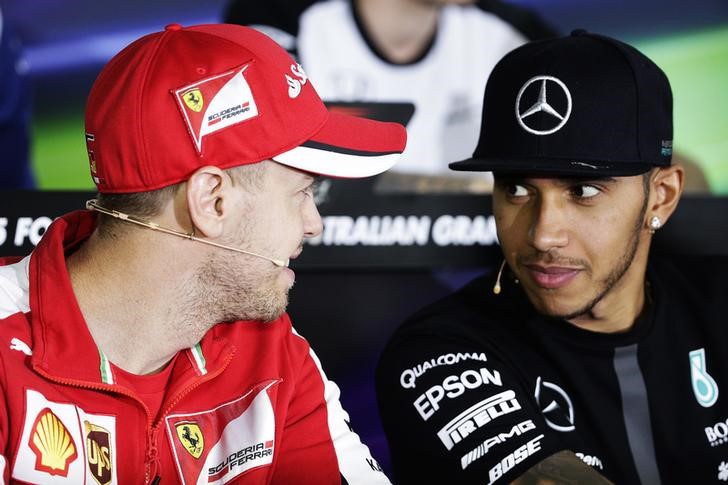 © Reuters. Pilotos da Ferrari Sebastian Vettel e da Mercedes Lewis Hamilton em entrevista coletiva em Melbourne