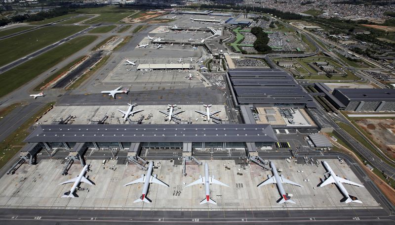 © Reuters. Aeronaves vistas no Aeroporto Internacional de Guarulhos em São Paulo 