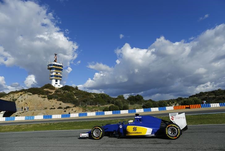 © Reuters. Marcus Ericsson, da Sauber, em teste no sul da Espanha