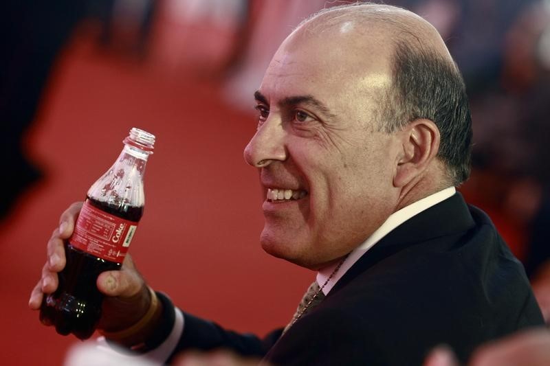 © Reuters. CEO and Chairman of Board of the Coca Cola Company Kent holds a Coca-Cola bottle that is made in a Coca-Cola factory in Myanmar, during the factory's opening ceremony, outside of Yangon
