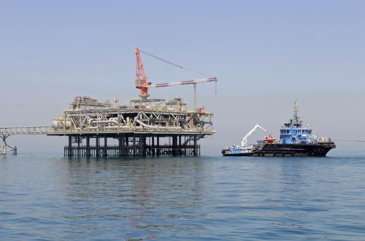 © Reuters. A ship is docked at a Al-Basra oil platform in the Middle East Gulf