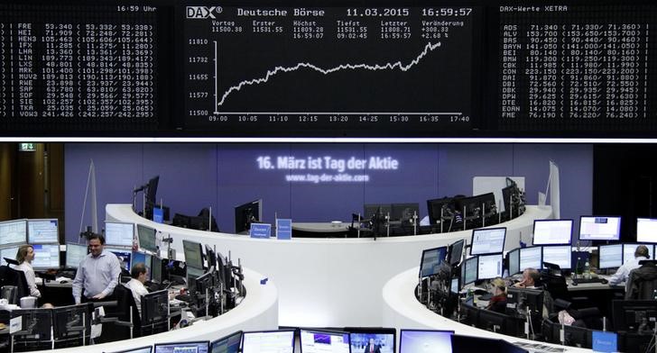 © Reuters. Las bolsas europeas cierran estables, tocan máximo de 7 años