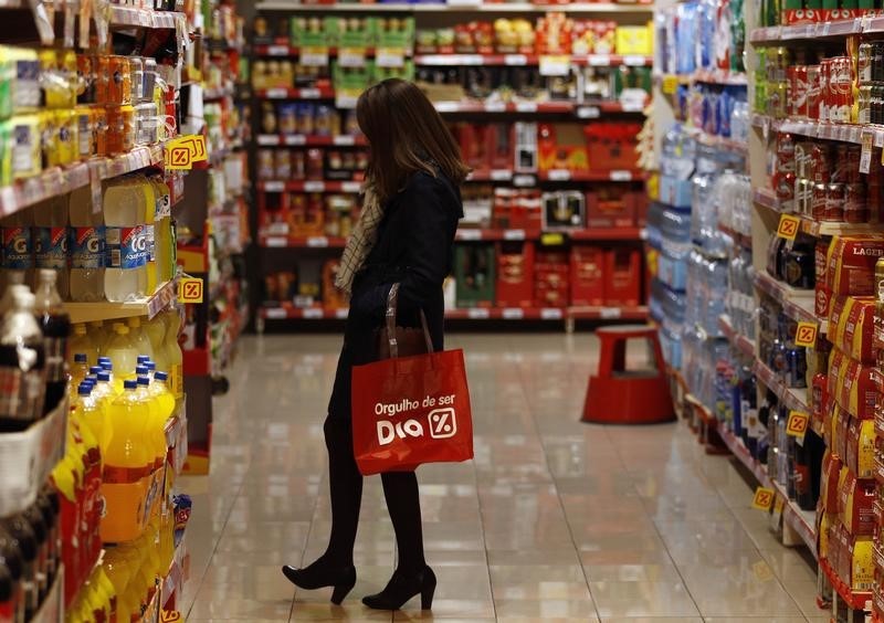 © Reuters. Demanda de gran consumo mejora en primeros meses de 2015 en España -informe