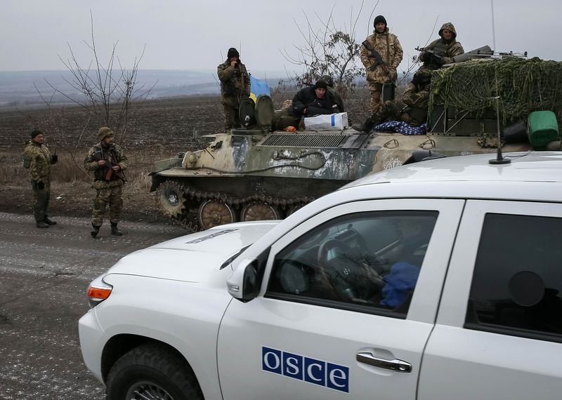 © Reuters. A vehicle of Special Monitoring Mission of the Organization for Security and Cooperation to Ukraine rides along a convoy of the Ukrainian armed forces in Paraskoviyvka