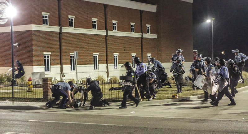 © Reuters. Policiais agem após dois colegas serem atingidos em Ferguson 