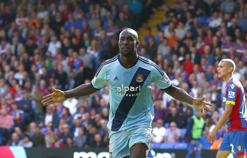 © Reuters. West Ham United's Cole celebrates after scoring a goal against Crystal Palace during their English Premier League soccer match at Selhurst Park in London