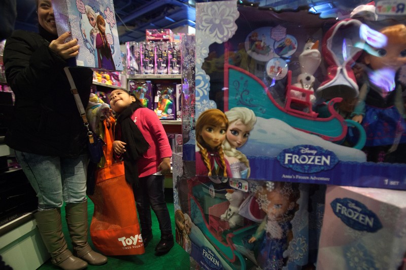 © Reuters. Criança observa brinquedo do filme Frozen em Nova York