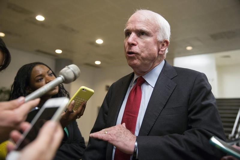 © Reuters. Senator John McCain (R-AZ) speaks to reporters after a procedural vote on Capitol Hill in Washington