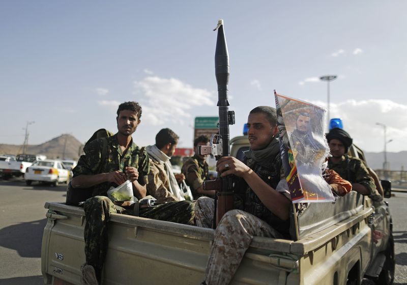 © Reuters. مصادر: الحوثيون يجرون تدريبات عسكرية قرب الحدود اليمنية السعودية