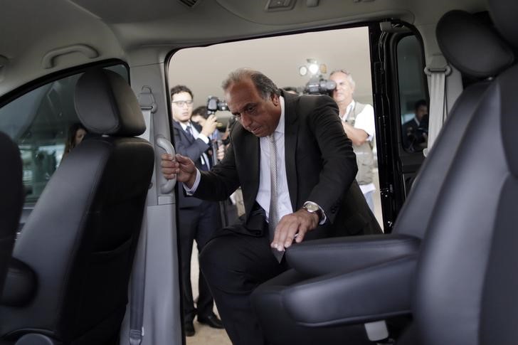 © Reuters. Governador do Rio Luiz Fernando Pezão deixa Palácio do Planalto 