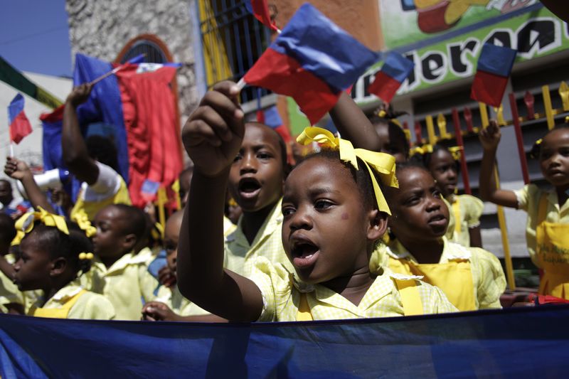 © Reuters. Alunos cantam hino durante protesto no Haiti