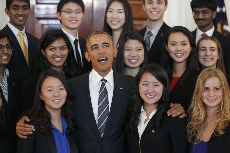 © Reuters. Obama stands for a photograph with 2015 Intel Science Talent Search finalists in the Grand Foyer of the White House in Washington