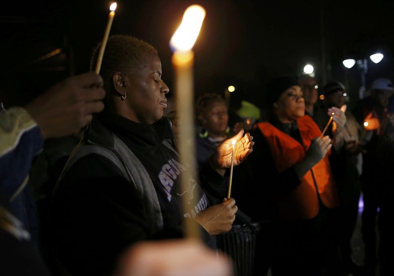 © Reuters. Protestors hold a candle-light vigil outside the Ferguson Police Department in Ferguson, Missouri