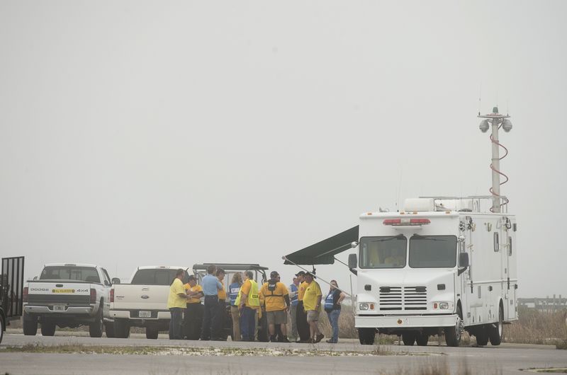 © Reuters. انتشال جثث معظم ضحايا سقوط هليكوبتر عسكرية قبالة فلوريدا