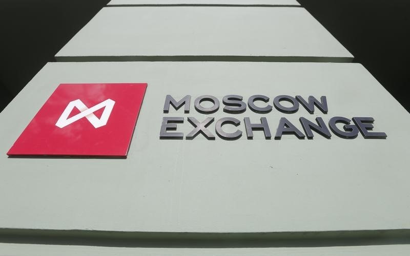 © Reuters. Логотип Московской биржи у входа в её здание 