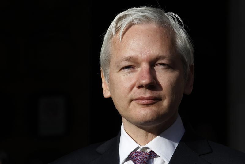 © Reuters. WikiLeaks founder Julian Assange speaks to the media outside the High Court in London