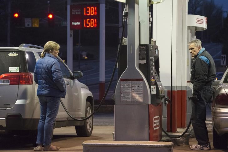 © Reuters. People get gasoline at a Conoco station in St. Louis, Missouri