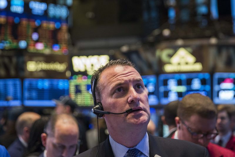 © Reuters. Trader works on the floor of the New York Stock Exchange