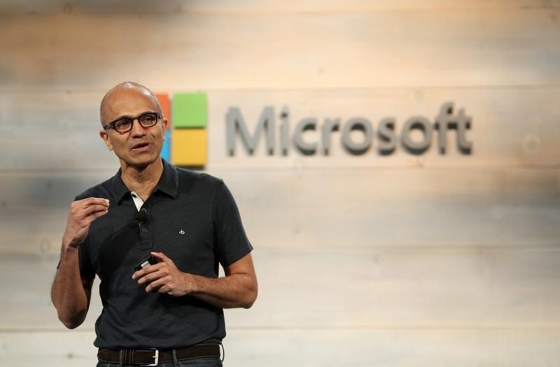 © Reuters. Microsoft CEO Nadella speaks during a Microsoft cloud briefing event in San Francisco