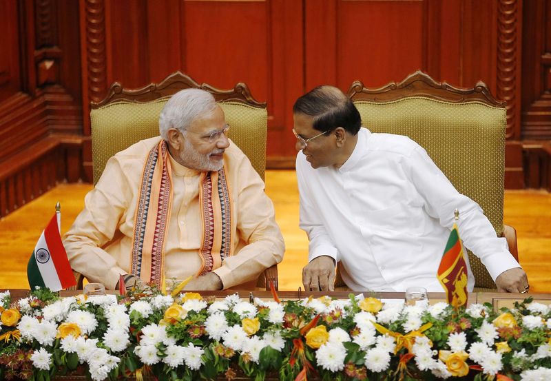 © Reuters. India's Prime Minister Modi talks to Sri Lanka's President Sirisena at the Presidential Secretariat in Colombo