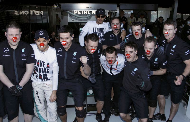 © Reuters. Mercedes domina los entrenamientos libres del GP de Australia