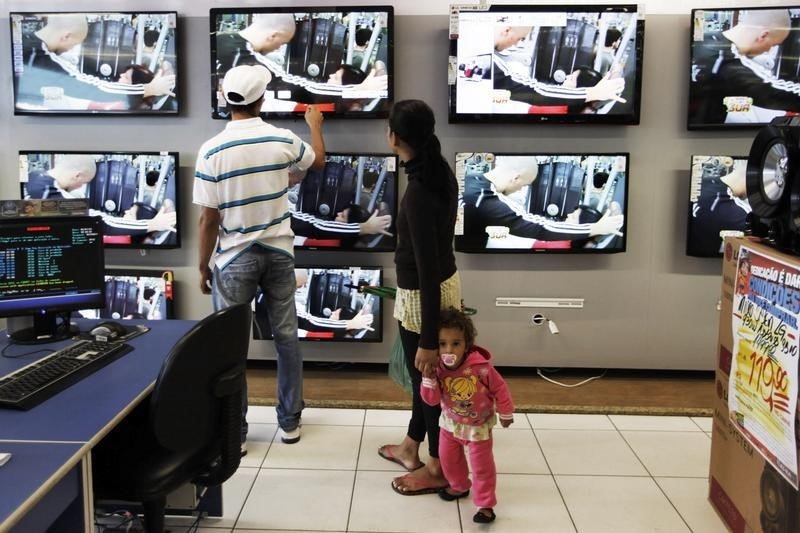© Reuters. Família escolhendo televisão em loja de varejo em São Paulo