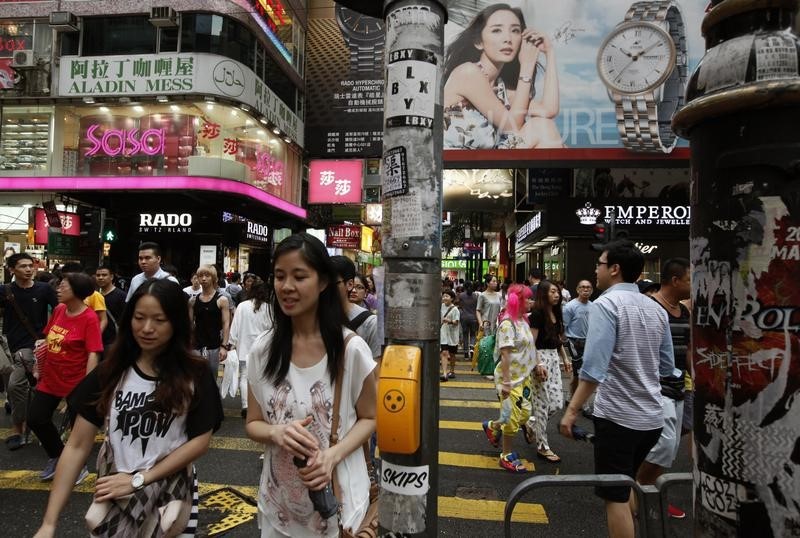 © Reuters. Shoppers cross a street at the Causeway Bay shopping district in Hong Kong