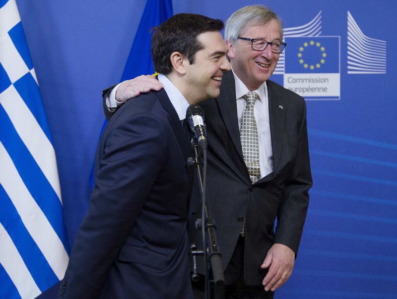 © Reuters. Presidente da Comissão Europeia, Jean-Claude Juncker, sauda o premiê grego, Alexis Tsipras, na sede da Comissão Europeia, em Bruxelas