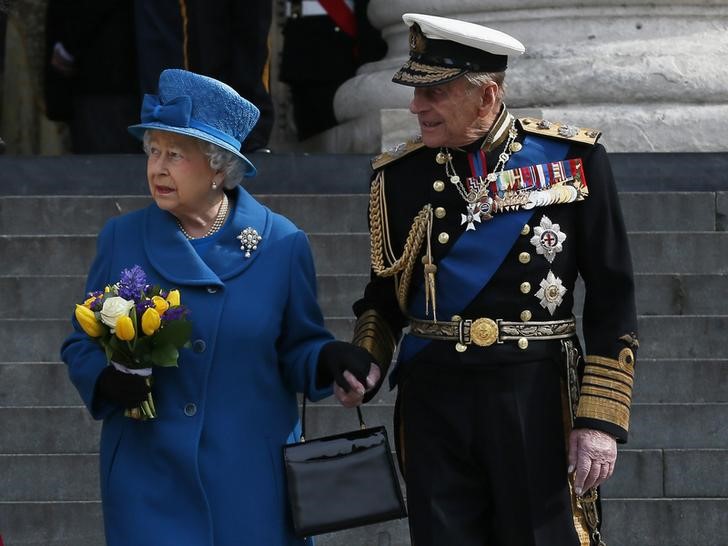 © Reuters. Rainha Elizabeth, da Grã-Bretanha, e príncipe Philip após cerimônia na Catedral de St. Paul