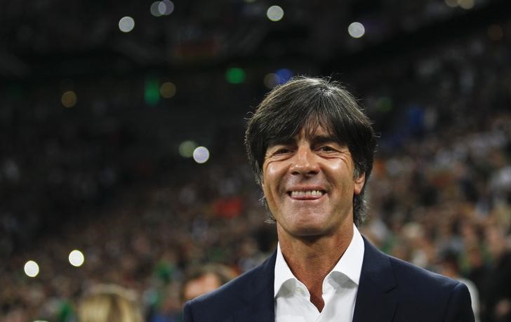 © Reuters. Técnico da seleção alemã, Joachim Loew, sorri durante jogo das eliminatórias da Euro 2016 contra a Irlanda em Gelsenkirchen